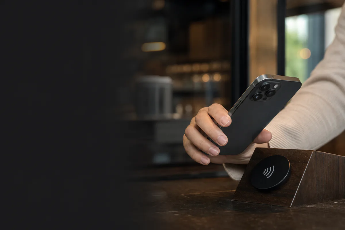 카페 NFC 태그에 휴대폰을 가까이 대는 모습